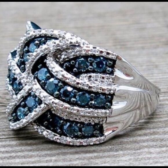 Elegant White Gold Blue Sapphire Wedding Band Ring - Picture 3 of 4